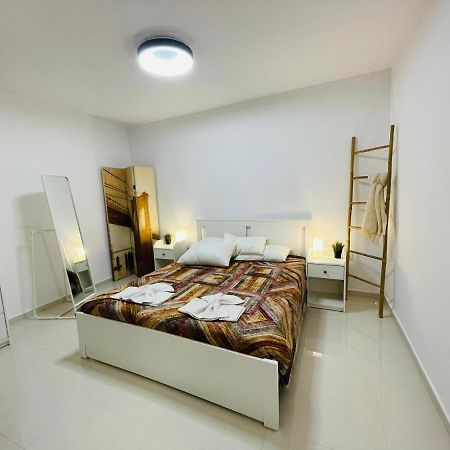 Haris White Apartment Roussospition Экстерьер фото