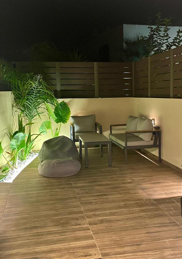 Haris White Apartment Roussospition Экстерьер фото