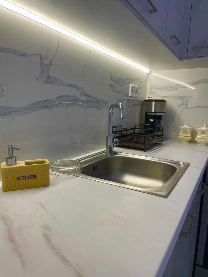Haris White Apartment Roussospition Экстерьер фото