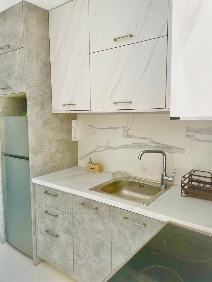Haris White Apartment Roussospition Экстерьер фото