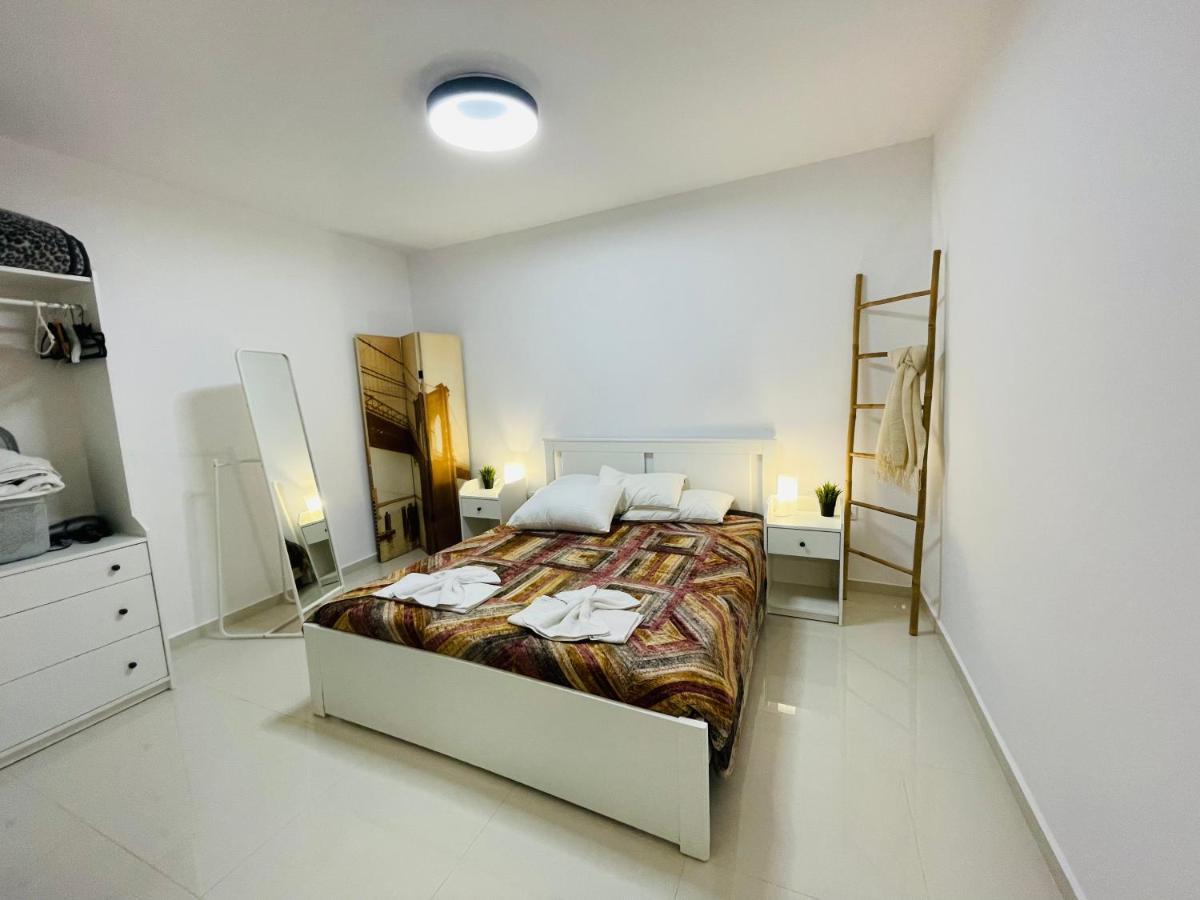 Haris White Apartment Roussospition Экстерьер фото